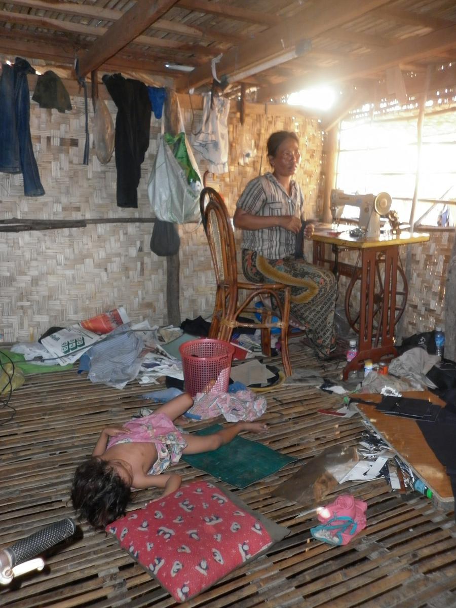 Matka s dieťaťom v slume